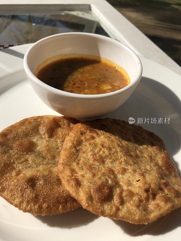 北印度自助早餐，辛辣的aloo /土豆sabzi或孟买土豆配炸puri /印度小麦面包，酒店餐厅自制puri和bhaji，不健康的饮食，德里，印度